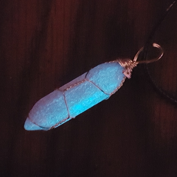 ♦️ Red Glow in the Dark Stone Necklace - Picture 2 of 6